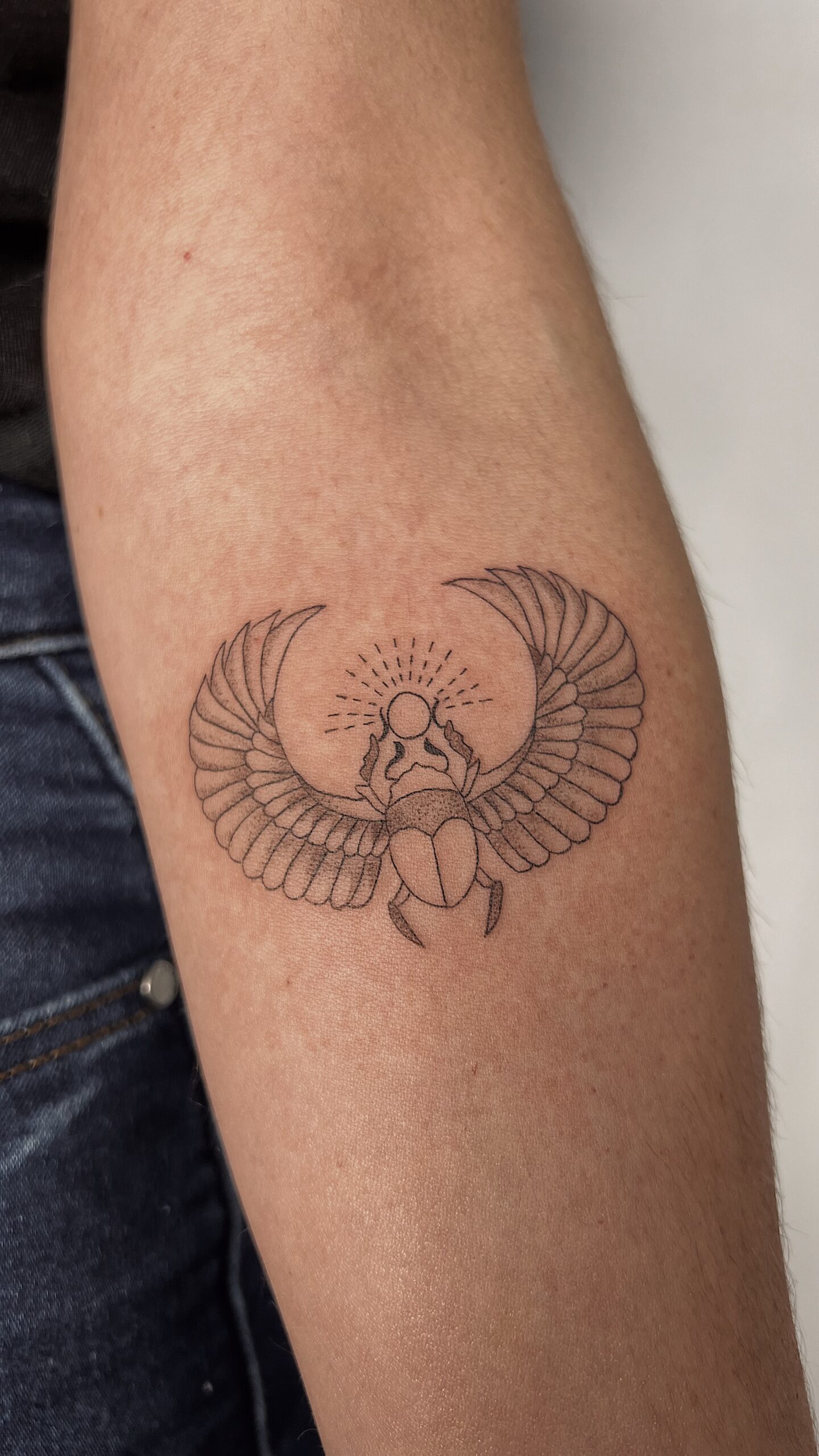 Tatuaje de escarabajo egipcio hecho por @lajavi.tattoo